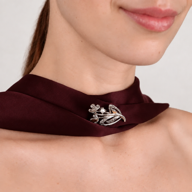 Broche original sobre bufanda burgundy