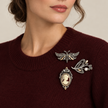 Mariposa, Bouquet y Cameo sobre suéter burgundy